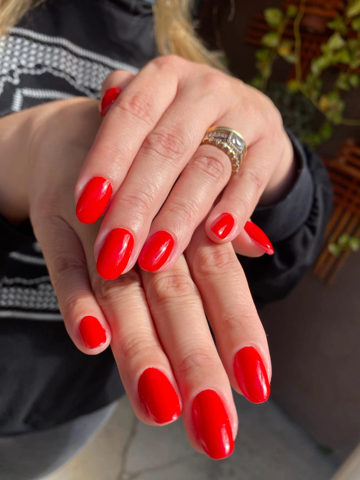 Alongamento em gel e esmaltação em vermelho